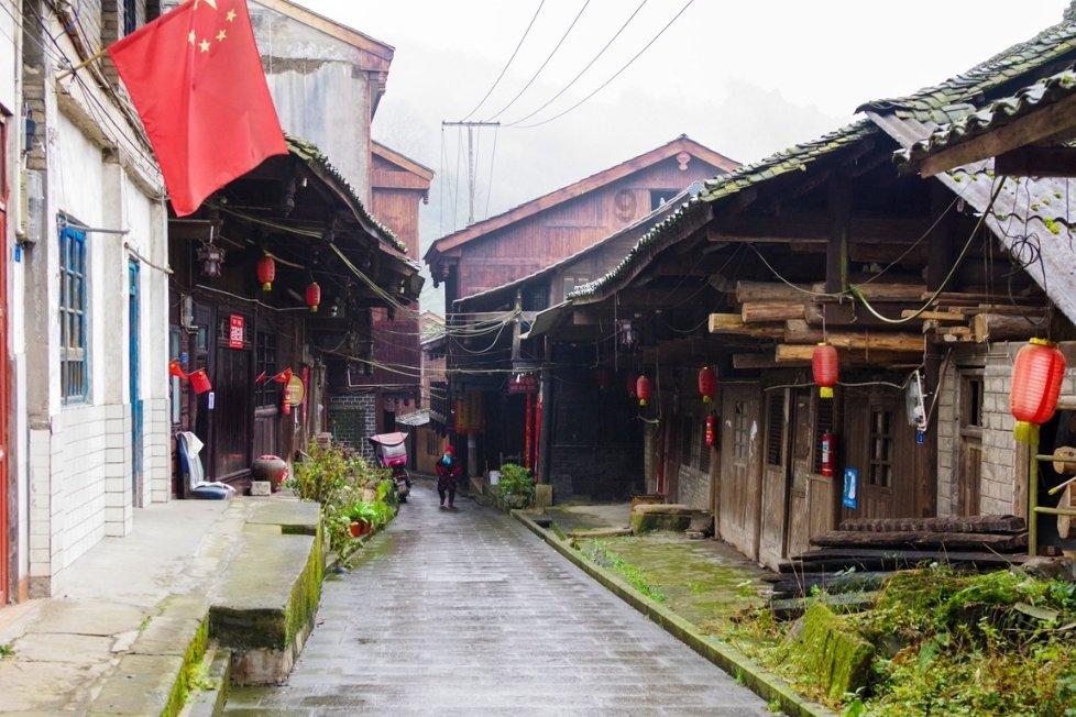 二轮承包期间结婚户口什么都迁到了本地符合土地管理法二十八规定新居住地获得了土地，现确权确不上？